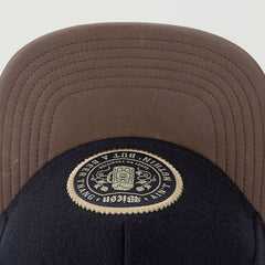 Trendy flat brimmed snapback hatswoolen woven label